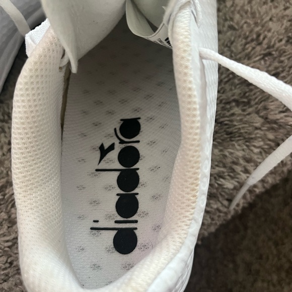 NEW DIADORA WOMEN’S INDOOR SOCCER SHOES; NARROW FIT SZE:7 US but fits smaller - Picture 2 of 5